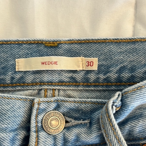 Levi's Premium WEDGIE FIT Light Wash Size 30, High Rise, Straight Leg Distressed - Picture 8 of 17